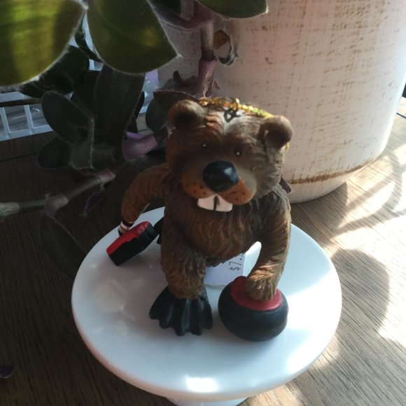 Beaver curling Christmas ornament set of 2 new with tags - Picture 4 of 4
